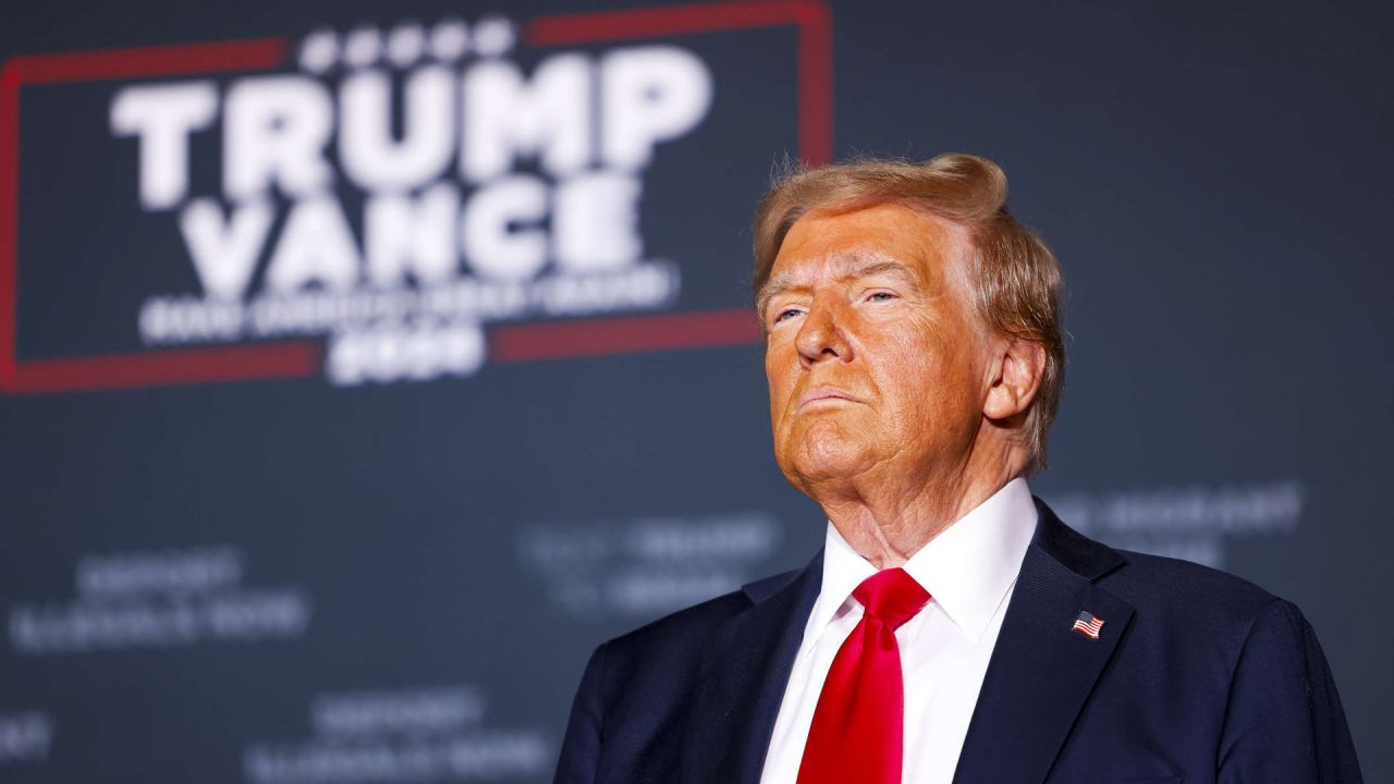 Funcionarios federales dijeron que Trump no estaba en peligro después de ser atacädo en un mitin de campaña en California