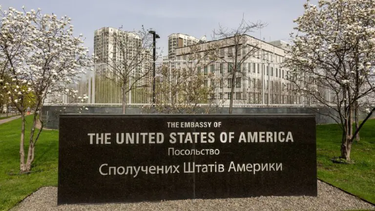 EE.UU cierra su embajada en Kiev tras autorizarle el uso de mîsiles de largo alcance contra Rusia