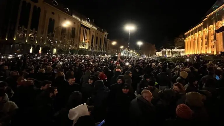 Manifestantes se movilizan frente a la sede del Parlamento georgiano (+ Detalles)