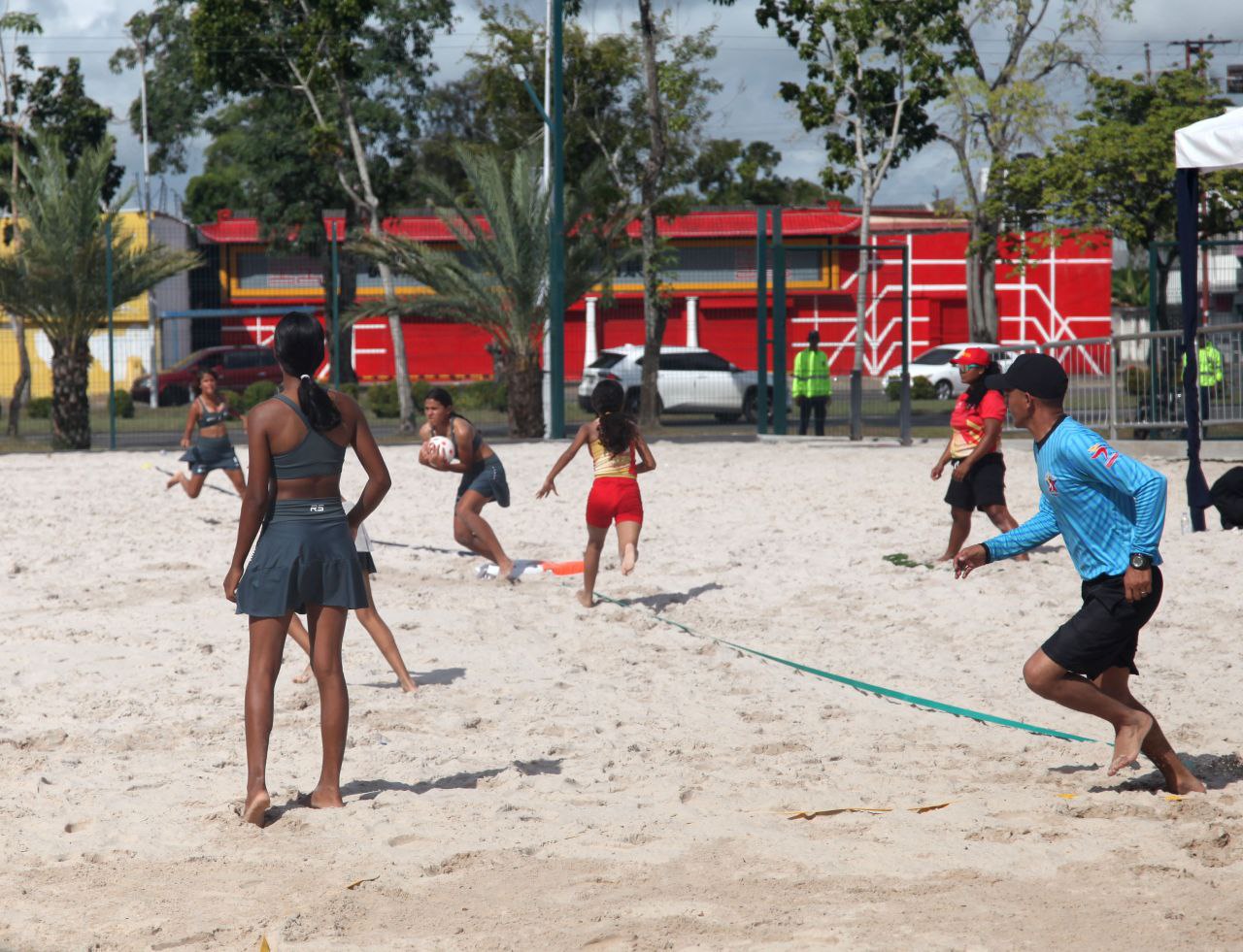 Disputan las semifinales del kickingball de playa en los Juegos Oriente 2024