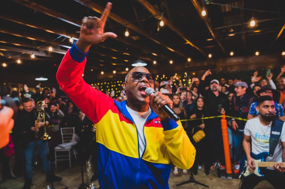 Magic Juan cierra el 2024 con «Tu amor para Navidad» en colaboración con Billo’s Caracas Boys