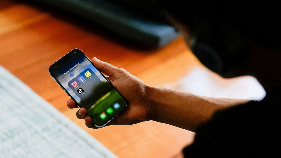 Australia aprueba ley que prohíbe el acceso de menores de 16 años a TikTok, Instagram y Facebook