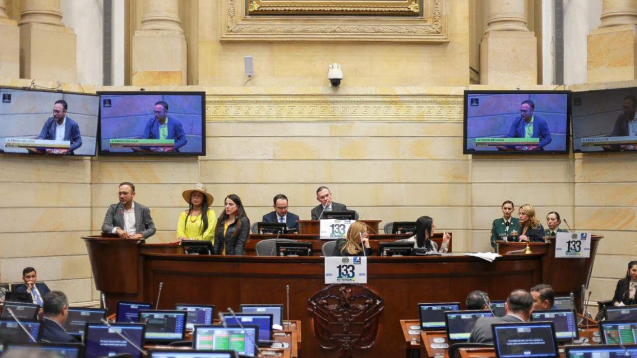 El Congreso colombiano propone educar a los autores de «+57» sobre viølencia infantil