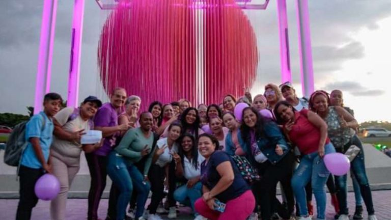 La famosa Esfera de Soto se iluminó de color morado en apoyo a las mujeres