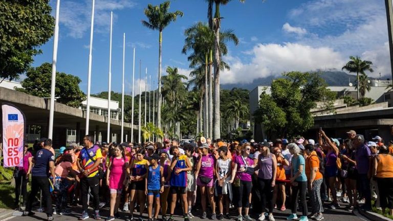 Más de 600 personas participaron en la caminata 5k contra la viølencia hacia la mujer