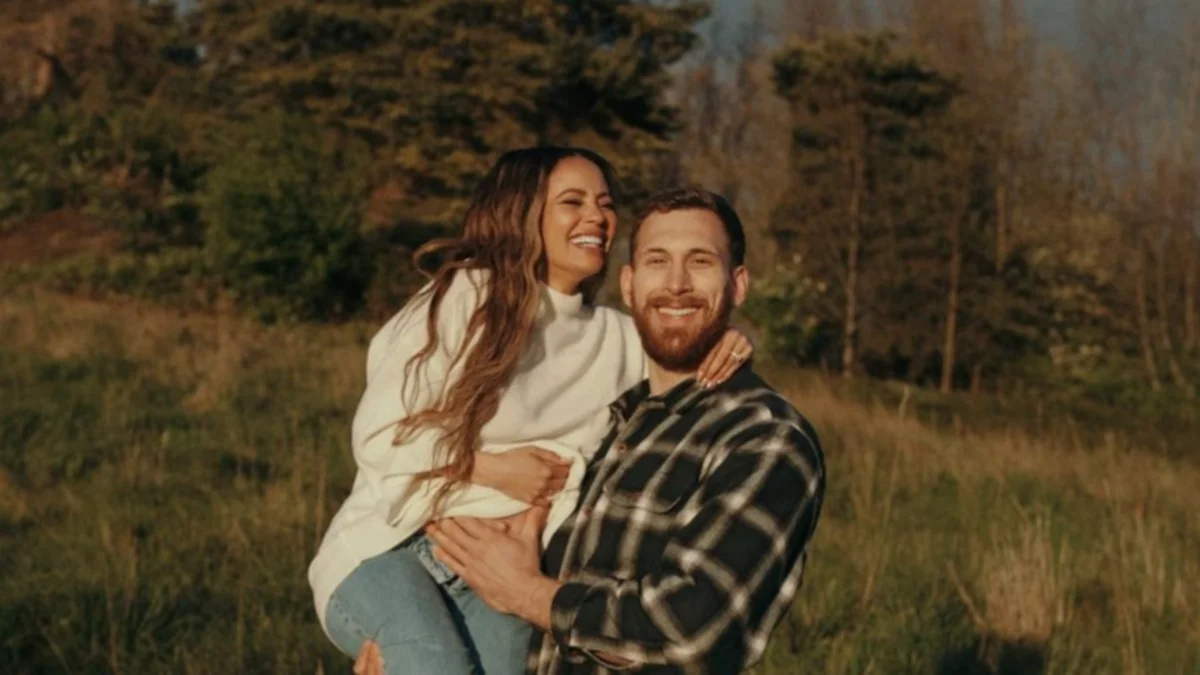 Vanessa Morgan anuncia su compromiso con James Karnik