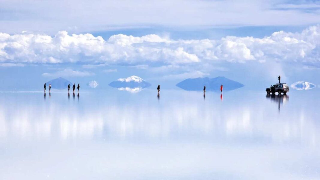 El salar más grande del mundo recibe a miles de turistas para el fin de año en Bolivia