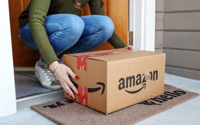 Amazon enfrenta demanda por excluir a barrios desfavorecidos en sus entregas rápidas