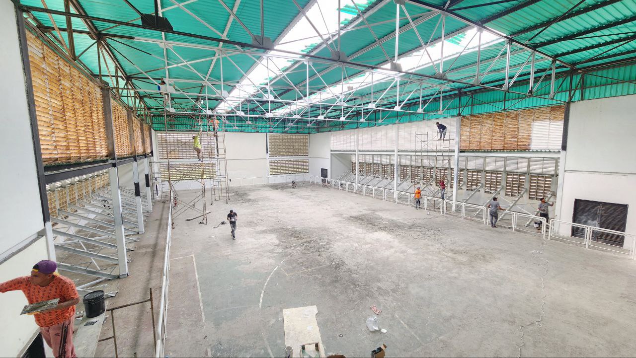 Inspeccionan el progreso de rehabilitación del gimnasio de Agua Blanca