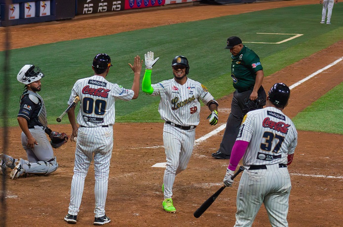 Leones derrotó a Caribes con gran actuación de Eugenio Suárez