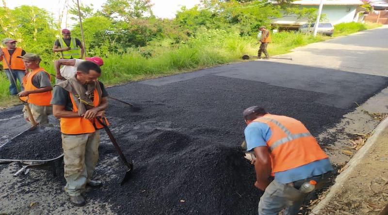 Colocan más de 300 toneladas de asfalto en Casco Central de Santa Lucía en Miranda