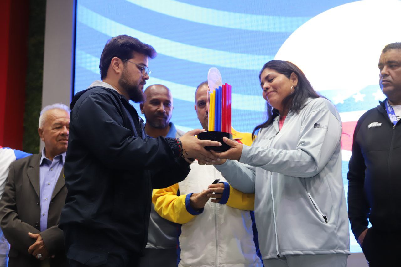 Gobernador Ernesto Luna rindió honores a quienes hicieron posible los Juegos Oriente 2024