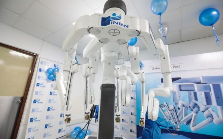 Perú comienza a aplicar la cirugía robótica con la presentación de un ‘robot quirúrgico’