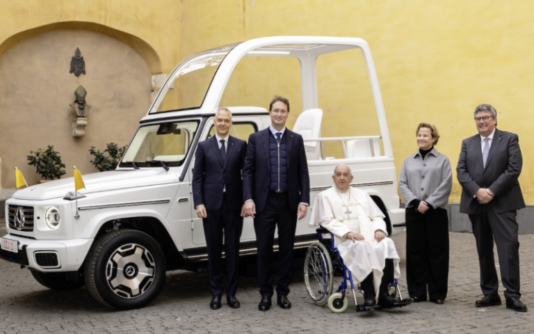 Papa Francisco recibe el primer papamóvil completamente eléctrico