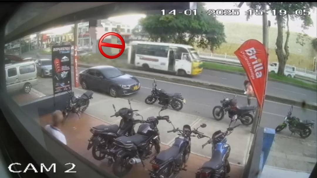 ¡Increíble! Un joven de 18 años pierde la vida tras caerle un árbol encima mientras conducía su motocicleta (+ Video)