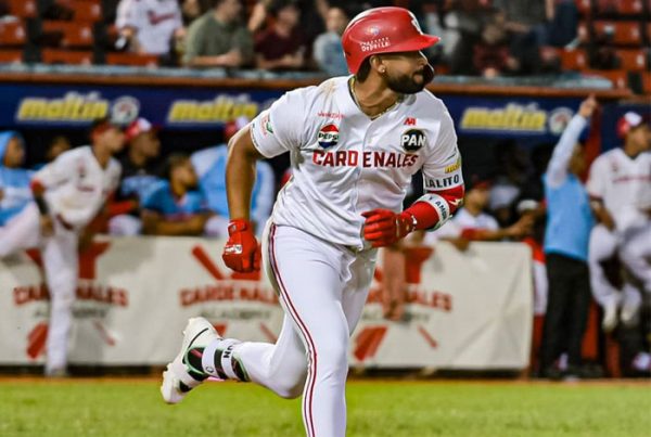 José Rondón despertó su ofensiva en el mejor momento de la serie final y lleva a Cardenales a estar arriba