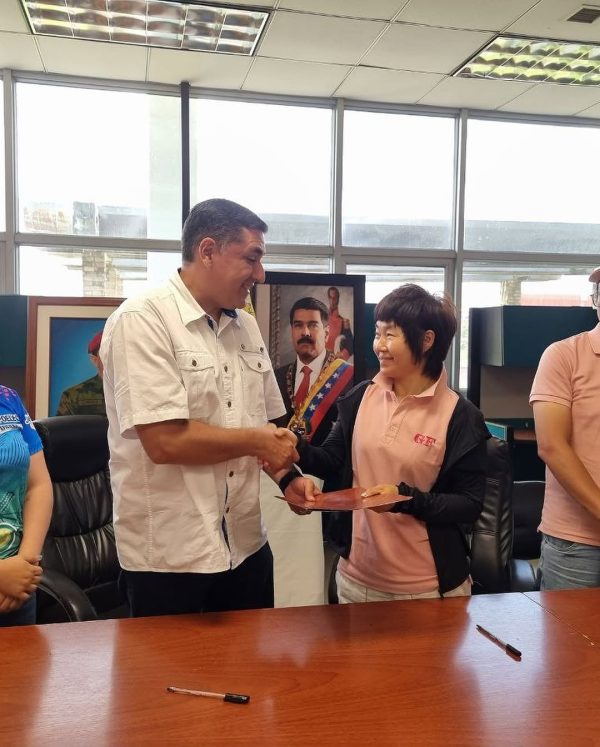 En Mérida firman convenio con empresa china para instalación de la granja fotovoltaica más grande de Venezuela