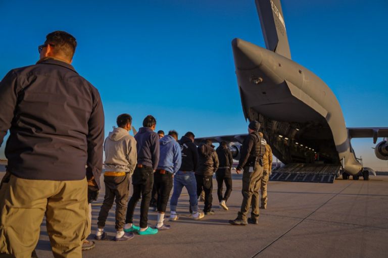 Gobierno mexicano negó el acceso a avión militar con migrantes deportados de EEUU