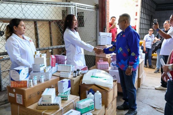 Entregan medicamentos e insumos a hospitales y CDI para beneficiar a más de 3 millones 500 mil zulianos
