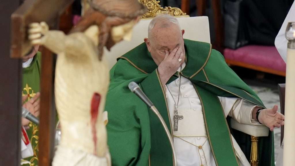 El papa Francisco presentó dificultad respiratoria en plena homilía este domingo 09feb