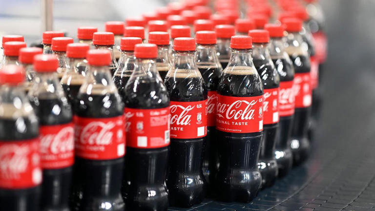 Coca-Cola responde a los aranceles de Trump: más plástico ante el encarecimiento del aluminio