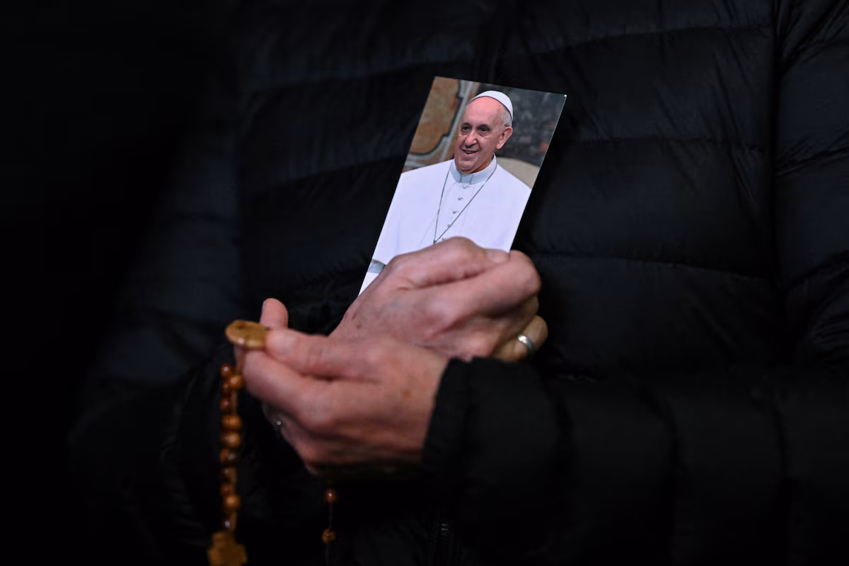 La salud del papa se mantiene estable a pesar de su gravedad, mientras la reanudación de sus actividades disipa los rumores sobre un posible cónclave en el Vaticano