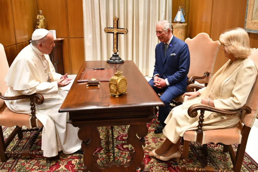 El Rey Carlos y la Reina Camila anuncian que realizarán una visita al Papa Francisco (+ Detalles)