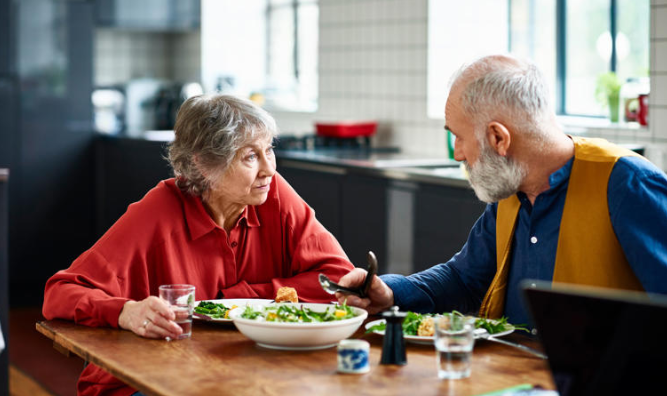 ¿A qué hora debe cenar un adulto de 50 a 70 años? Harvard dio la respuesta y razones médicas
