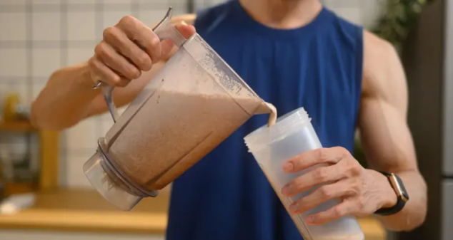 Proteína de suero: beneficios para ganar músculo y recomendaciones de uso