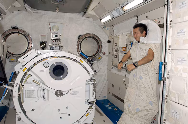 Cómo es la postura de “gravedad cero” de la NASA para dormir mejor y evitar el insomnio