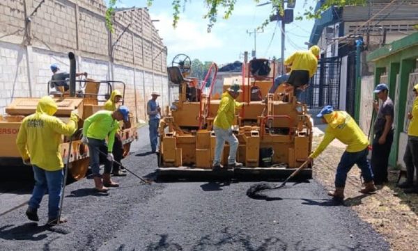 Avanza recuperación vial en el sector Los Pinos de Maracaibo, con la intervención de más de 120 metros de avenidas