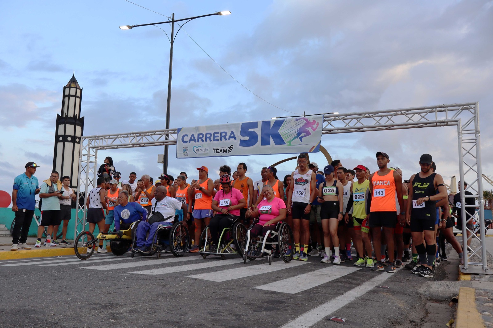 Más de 200 atletas participaron en la Carrera 5K por la paz desde el malecón del municipio Puerto Cabello
