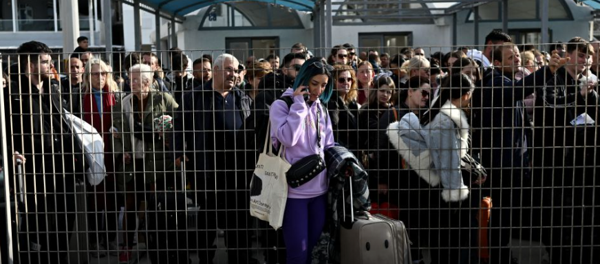 «Toda la isla se ha vaciado»: miles de personas huyen de Santorini mientras los sismos sacuden el paraíso turístico griego