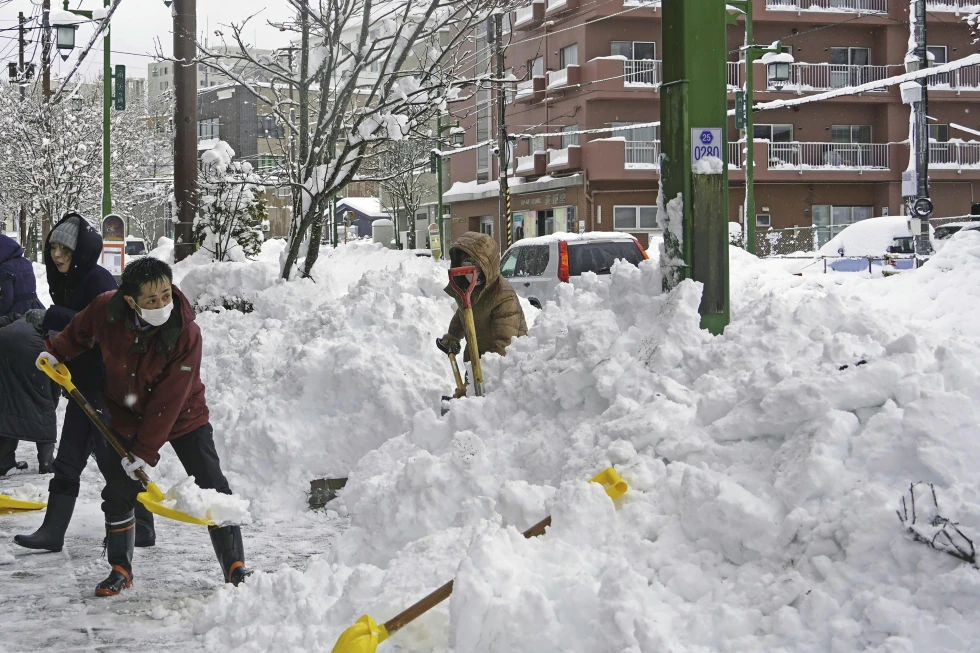 Una ciudad de Japón queda tapada bajo una nevada récord