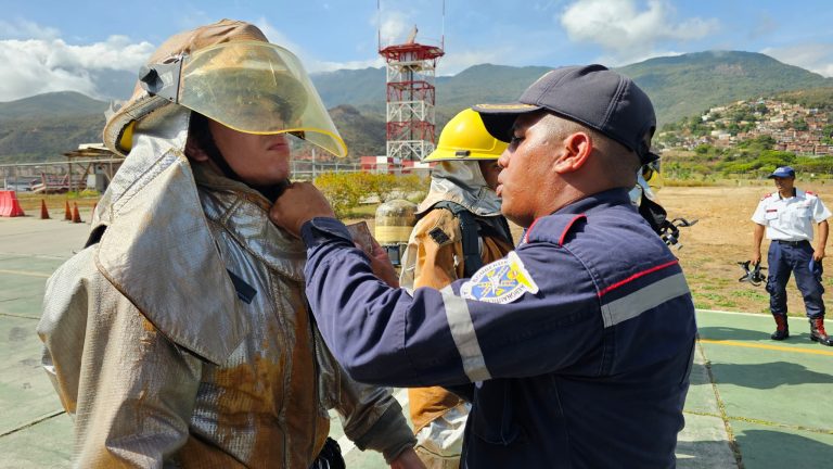 Bomberos aeronáuticos del IAIM fortalecen capacidades de combatë contra incëndios en entrenamiento real
