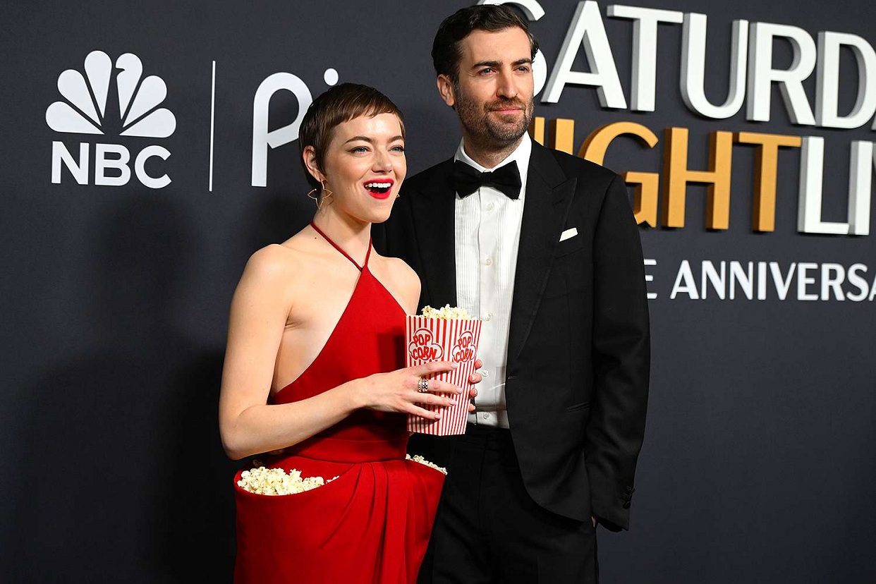 ¡Cotufas para llevar! Emma Stone sorprendió con su traje en la alfombra roja de “Saturday Night Live” (+ Foto)