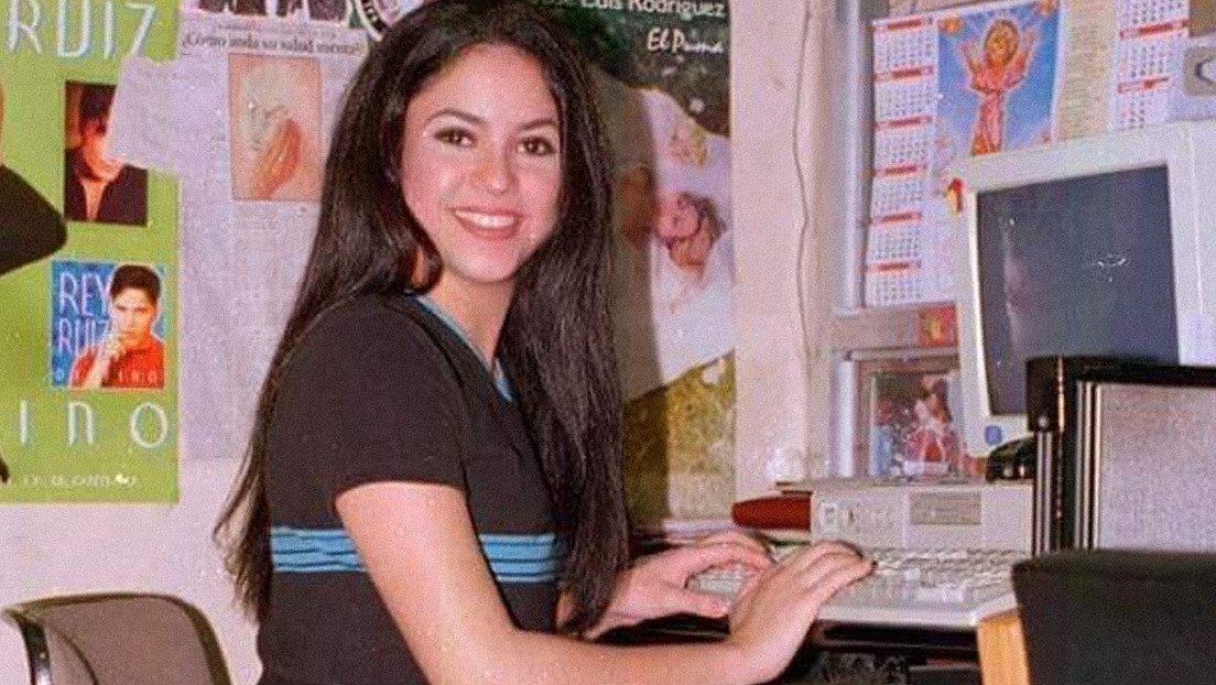 Conoce el origen del mítico meme de Shakira sentada en una oficina que recorre las redes desde hace más de 30 años