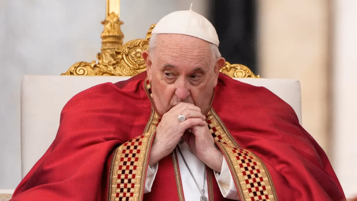El papa Francisco «aún no está fuera de peligro», pero su vida no corre riesgo inmediato, según su médico