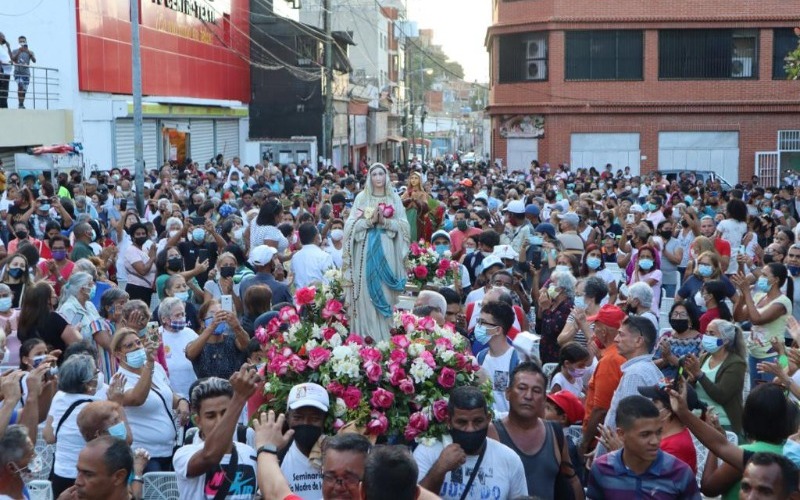Devotos participaron en la peregrinación de la Virgen de Lourdes en el Distrito Capital