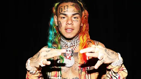 6ix9ine vuelve a ser polémicä luego de que su casa fuera allanadä y se le confiscaran ãrmâs y drôgąs