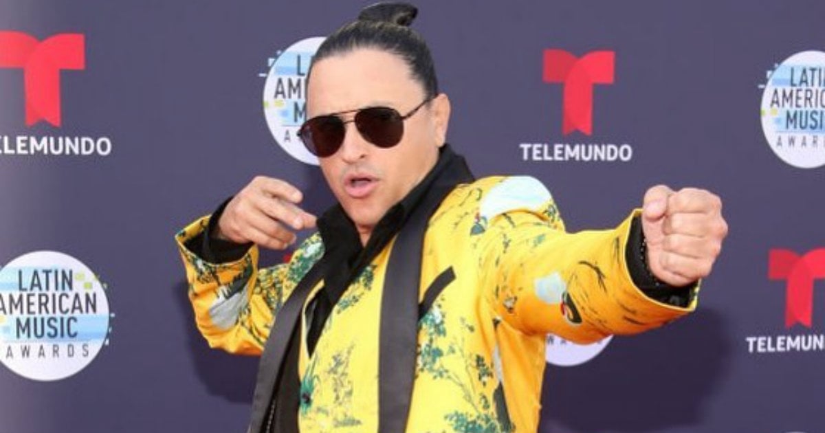 ¡Primero Bad Bunny y ahora Elvis Crespo!, el merenguero imitó las fotos en ropa interiör del puertorriqueño
