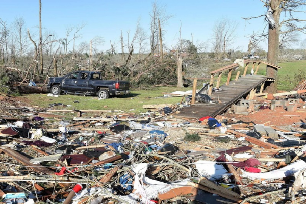 Al menos 42 fallêcïdos en EEUU por el impacto de tornâdos y fuertes tormëntas que han azôtado el sur y el centro del país (+ Detalles)