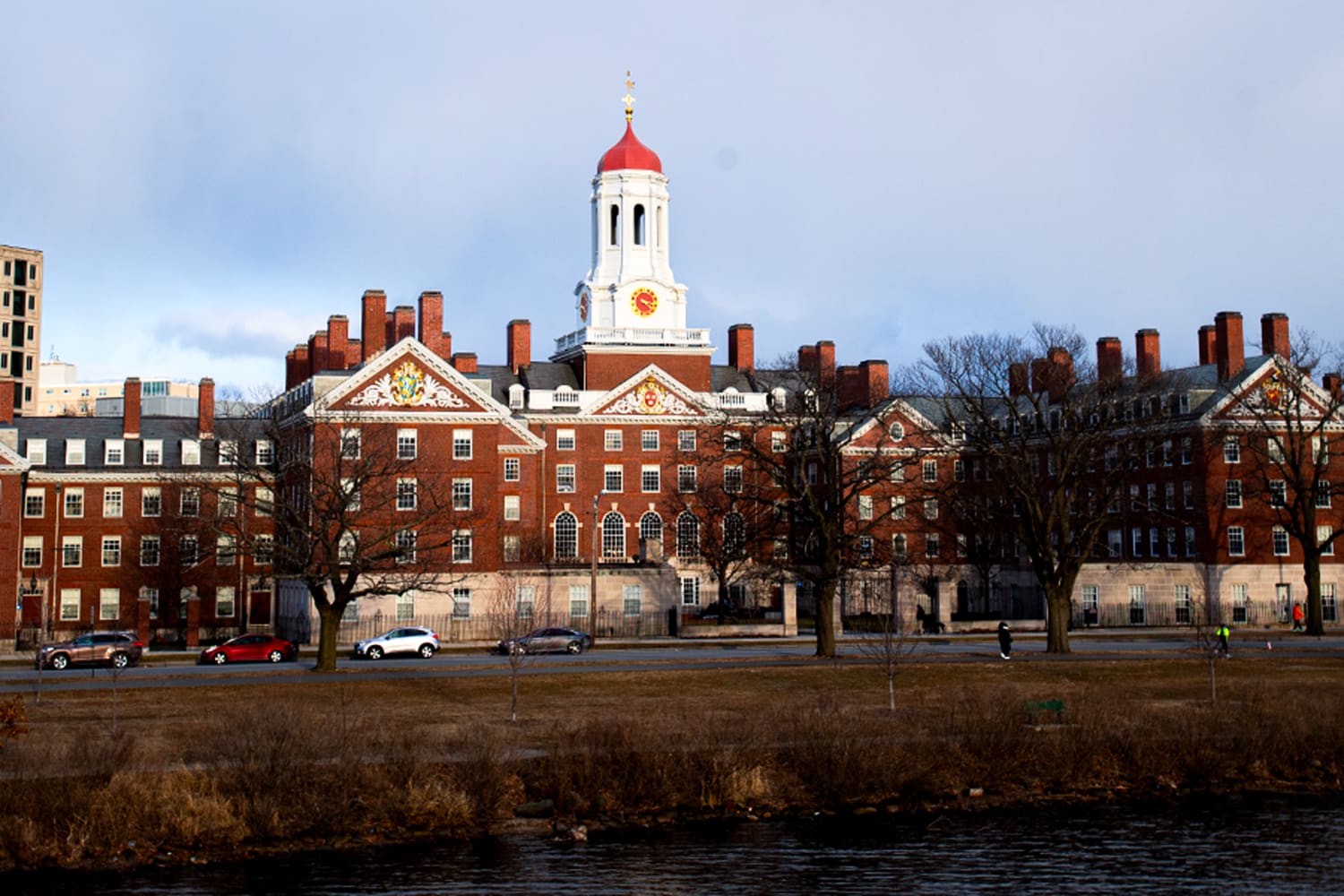 Harvard brinda oportunidad a estudiantes con familias de bajos recursos
