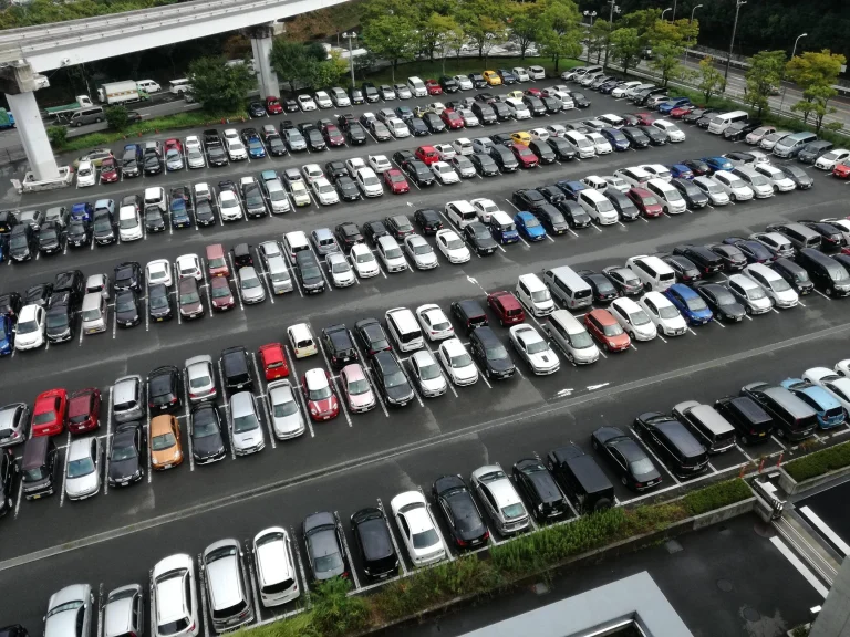 Japón: El país asiático donde los trabajadores que llegan temprano estacionan los autos más lejos para dejar los mejores puestos a los que llegan más tarde