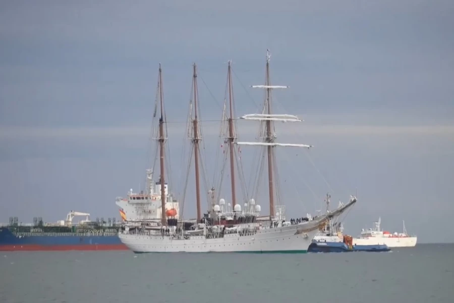 El Elcano de la Armäda española llega a Punta Arenas adelantando dos días su visita a Chile