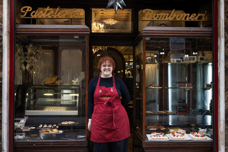 La veinteañera que ha salvado la pastelería más antigua de Barcelona de 200 años