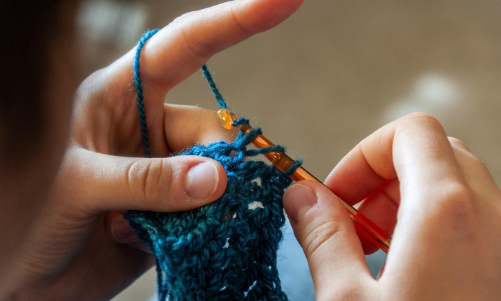 Coser: un arte que relaja la mente, ejercita el cerebro y mejora el bienestar físico y emocional