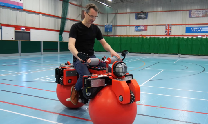 La moto del futuro: ruedas esféricas y equilibrio automático, la revolución de James Bruton