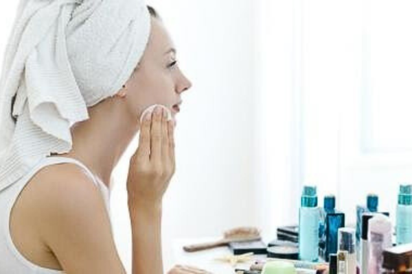 El retinol solo debe introducirse gradualmente en la rutina si se tiene la piel mixta o grasa, lo dicen los expertos (+ Detalles)