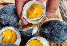 ¡Enigmático! Estos son los famosos huevos negros que prometen «larga vida» a las personas que los consuman